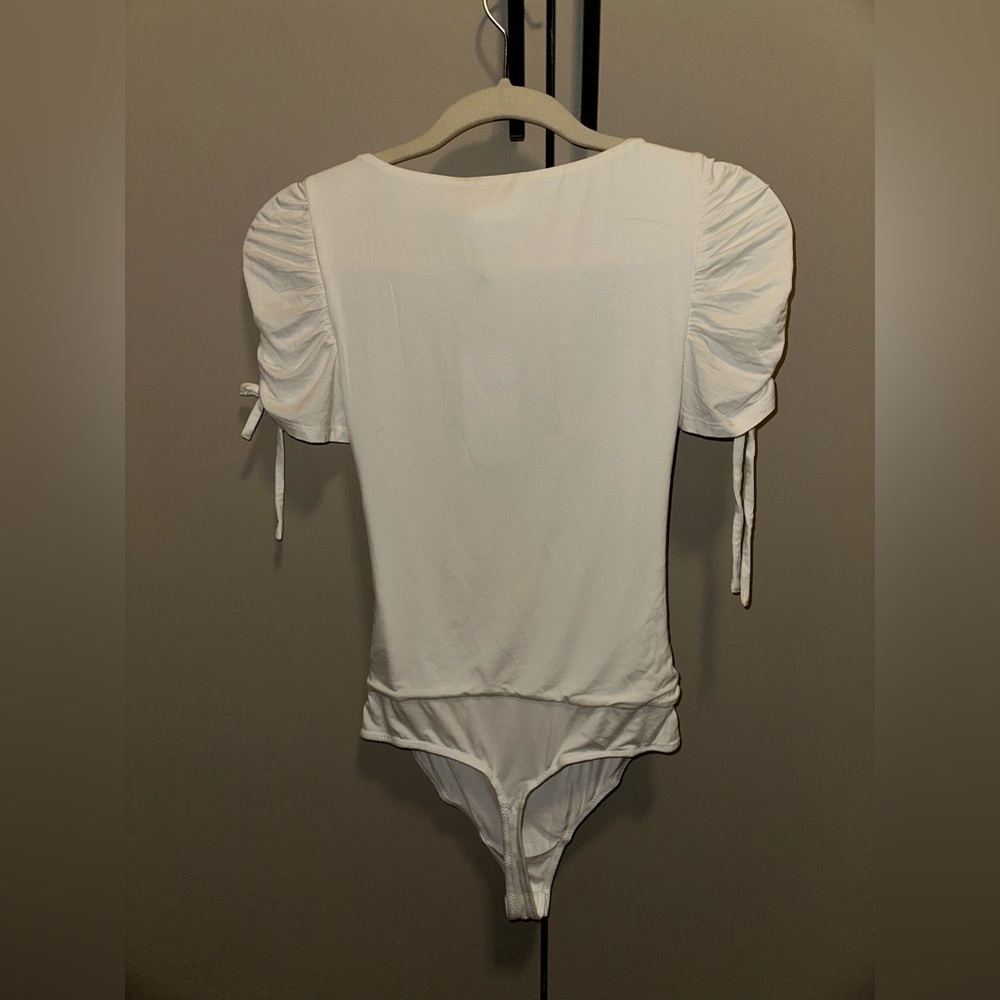 NWT Lovers & Friends Jupiter White Ruched Puff Sleeve Bodysuit size Small - Picture 8 of 8